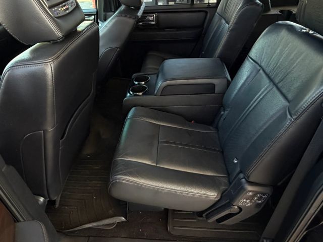 Lincoln Navigator L Vehicle Full-screen Gallery Image 15