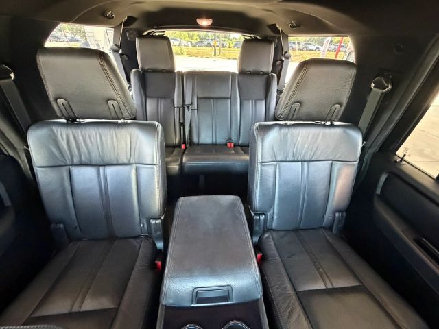 Lincoln Navigator L Vehicle Full-screen Gallery Image 16