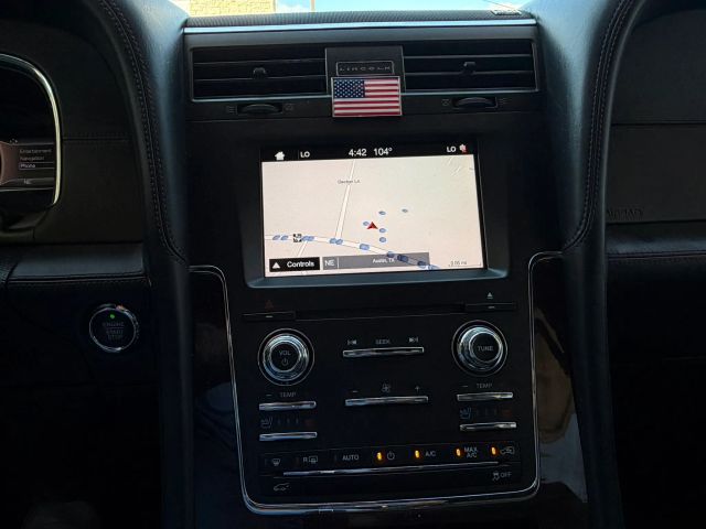 Lincoln Navigator L Vehicle Full-screen Gallery Image 17