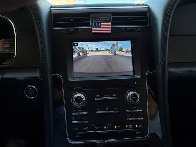 Lincoln Navigator L Vehicle Full-screen Gallery Image 18