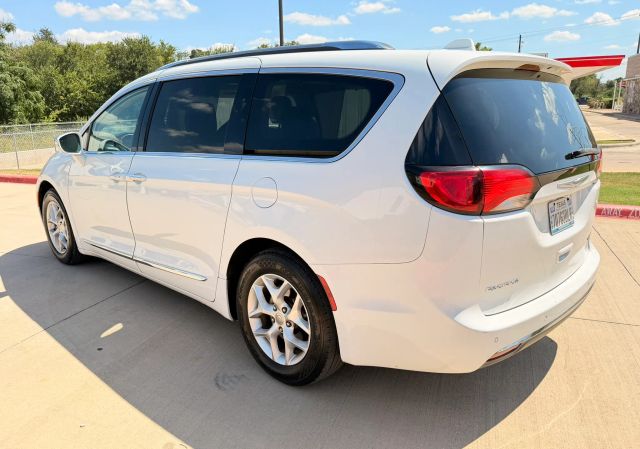 Chrysler Pacifica Vehicle Full-screen Gallery Image 04