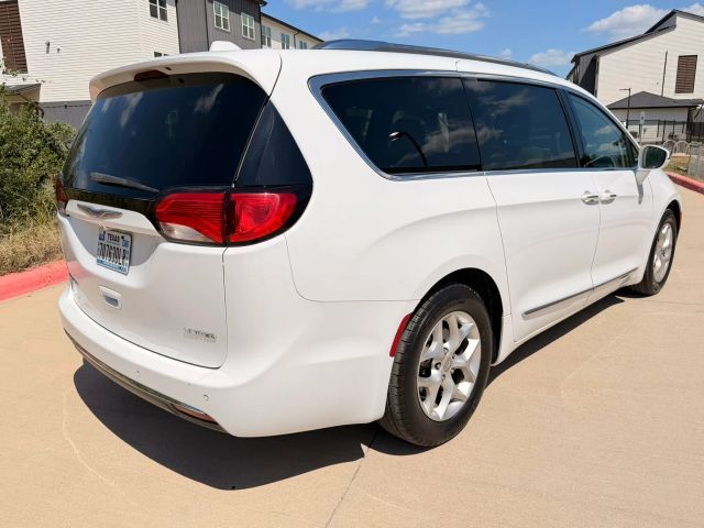Chrysler Pacifica Vehicle Full-screen Gallery Image 06