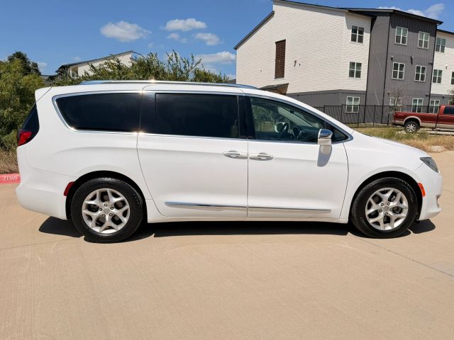 Chrysler Pacifica Vehicle Full-screen Gallery Image 07