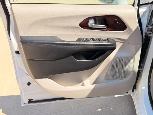 Chrysler Pacifica Vehicle Full-screen Gallery Image 09