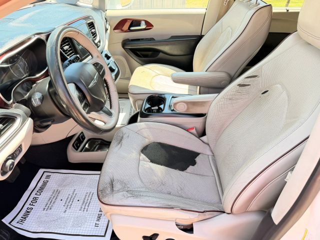 Chrysler Pacifica Vehicle Full-screen Gallery Image 11