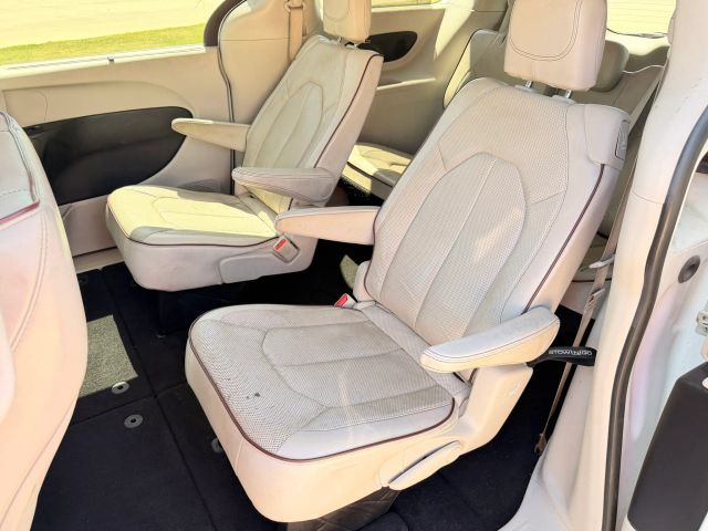Chrysler Pacifica Vehicle Full-screen Gallery Image 12