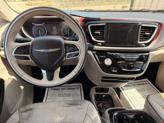 Chrysler Pacifica Vehicle Full-screen Gallery Image 13