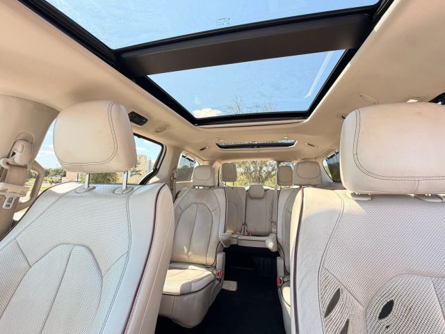 Chrysler Pacifica Vehicle Full-screen Gallery Image 14