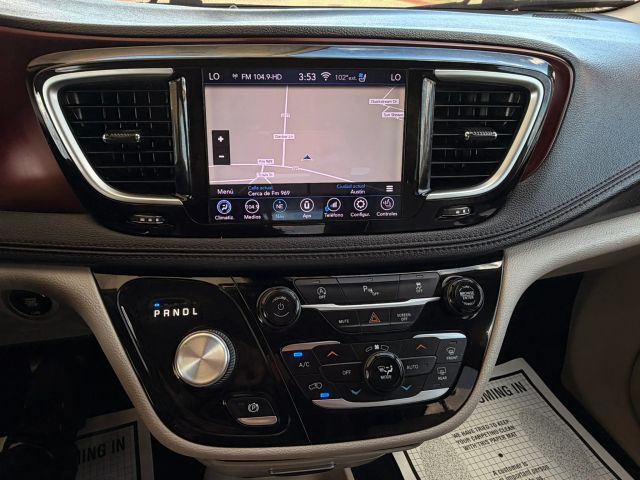 Chrysler Pacifica Vehicle Full-screen Gallery Image 16