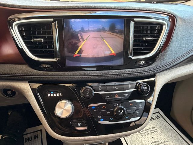 Chrysler Pacifica Vehicle Full-screen Gallery Image 17