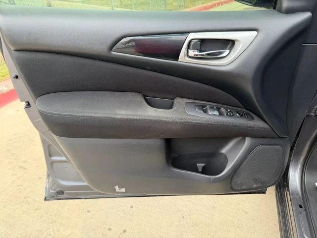 Nissan Pathfinder Vehicle Full-screen Gallery Image 10