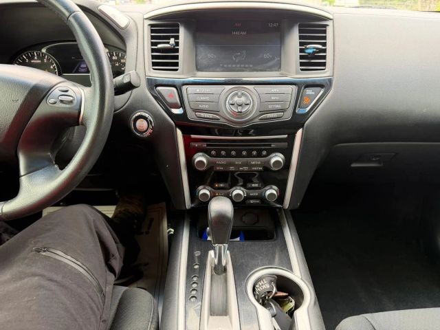 Nissan Pathfinder Vehicle Full-screen Gallery Image 14