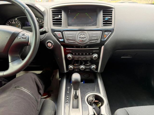Nissan Pathfinder Vehicle Full-screen Gallery Image 15