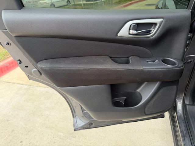 Nissan Pathfinder Vehicle Full-screen Gallery Image 16