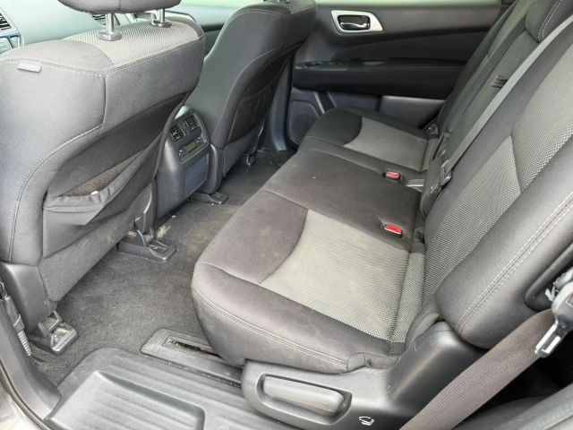 Nissan Pathfinder Vehicle Full-screen Gallery Image 17
