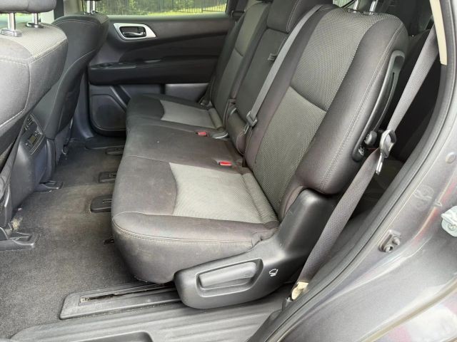 Nissan Pathfinder Vehicle Full-screen Gallery Image 18