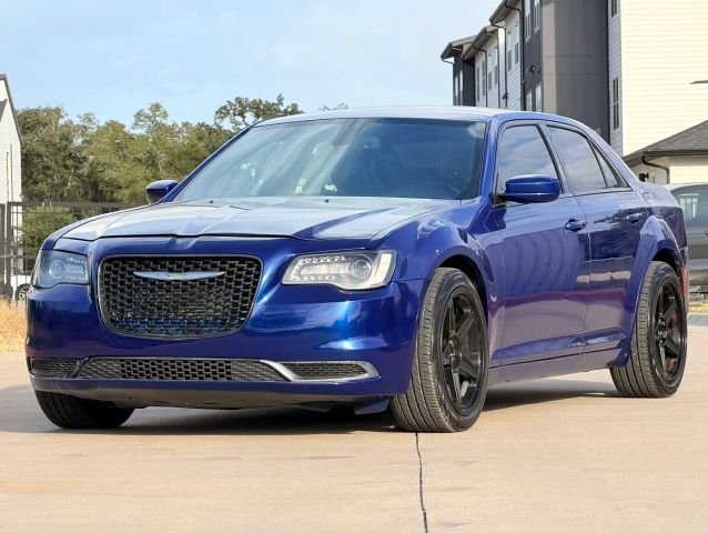 Chrysler 300 Vehicle Full-screen Gallery Image 02