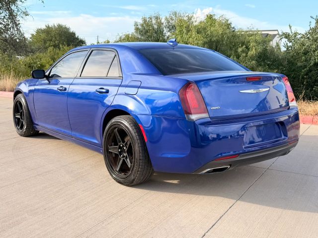 Chrysler 300 Vehicle Full-screen Gallery Image 04