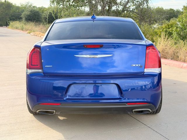 Chrysler 300 Vehicle Full-screen Gallery Image 05