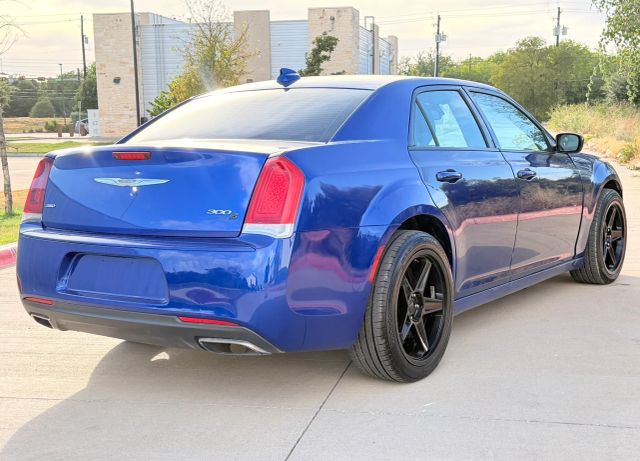 Chrysler 300 Vehicle Full-screen Gallery Image 06