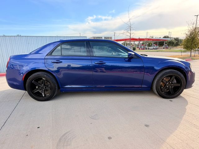 Chrysler 300 Vehicle Full-screen Gallery Image 07