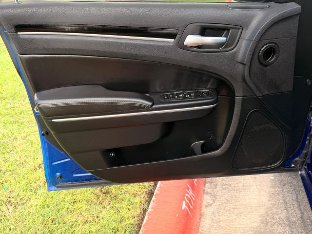 Chrysler 300 Vehicle Full-screen Gallery Image 09