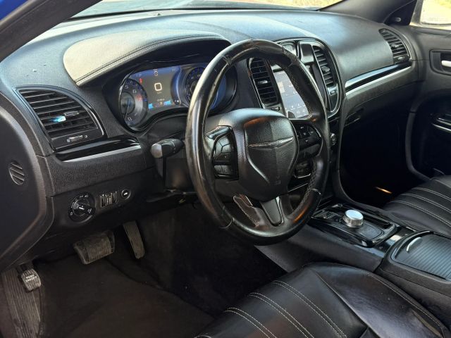 Chrysler 300 Vehicle Full-screen Gallery Image 10