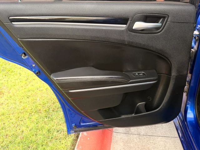 Chrysler 300 Vehicle Full-screen Gallery Image 12