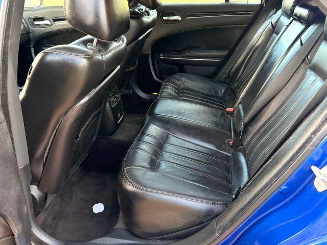 Chrysler 300 Vehicle Full-screen Gallery Image 13