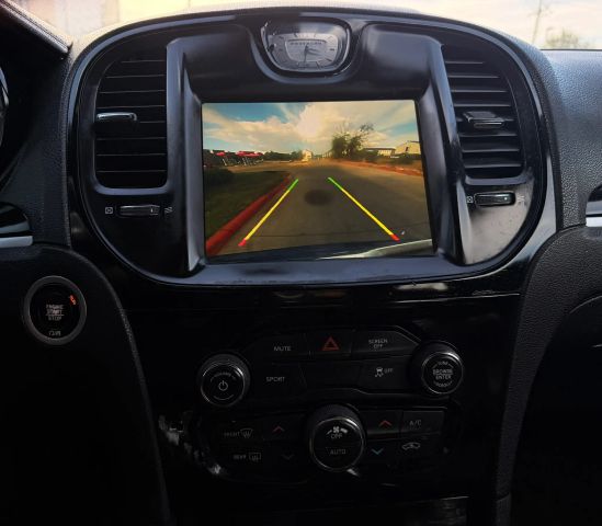 Chrysler 300 Vehicle Full-screen Gallery Image 14