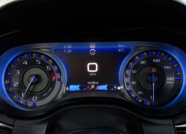 Chrysler 300 Vehicle Full-screen Gallery Image 15