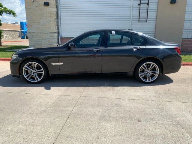 BMW 7 Series Vehicle Full-screen Gallery Image 02