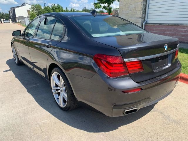 BMW 7 Series Vehicle Full-screen Gallery Image 03