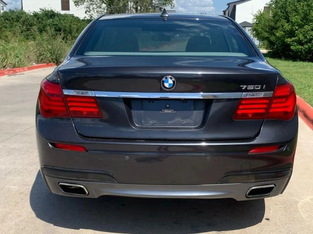 BMW 7 Series Vehicle Full-screen Gallery Image 04