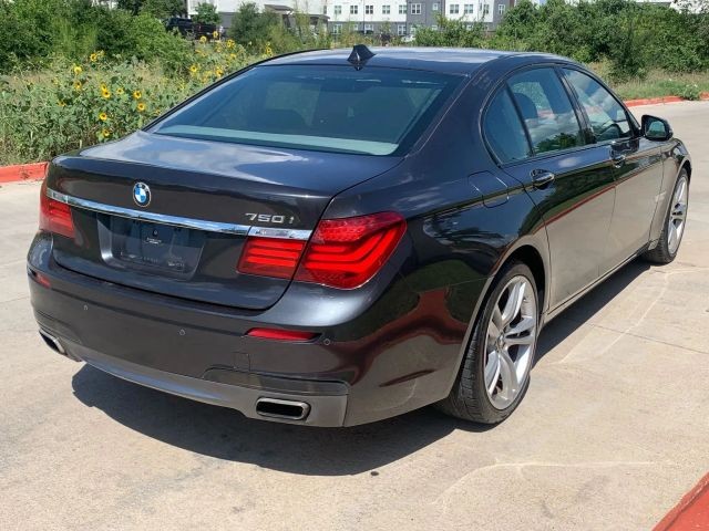 BMW 7 Series Vehicle Full-screen Gallery Image 05