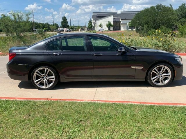 BMW 7 Series Vehicle Full-screen Gallery Image 06