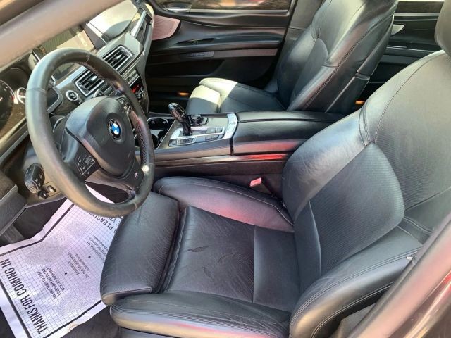 BMW 7 Series Vehicle Full-screen Gallery Image 10