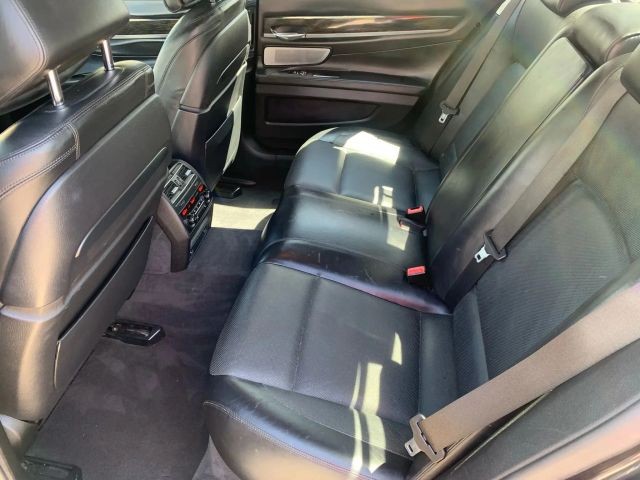BMW 7 Series Vehicle Full-screen Gallery Image 12