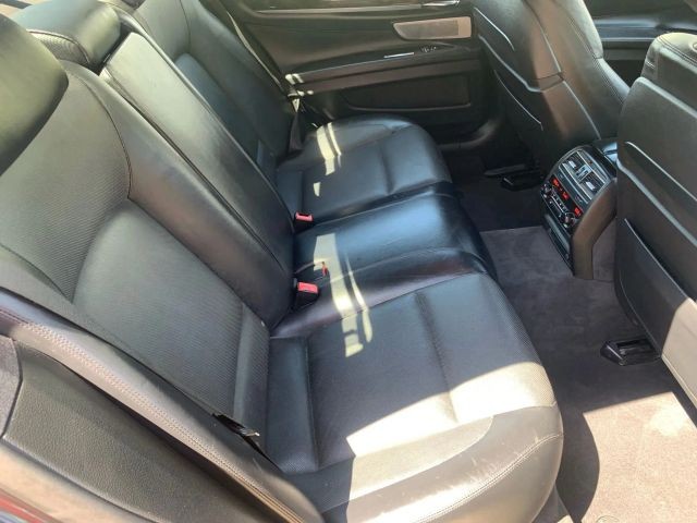 BMW 7 Series Vehicle Full-screen Gallery Image 14