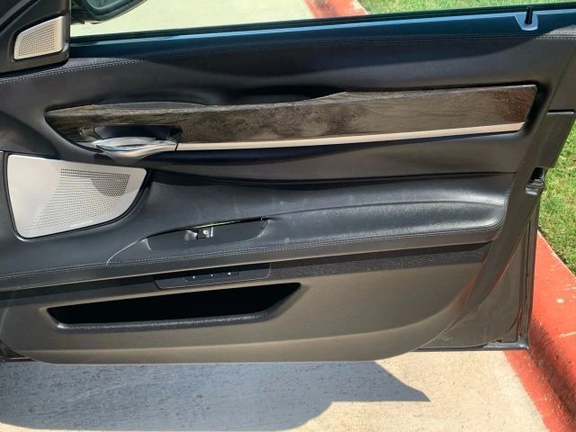 BMW 7 Series Vehicle Full-screen Gallery Image 15