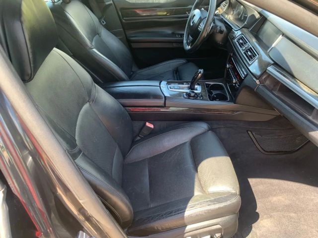 BMW 7 Series Vehicle Full-screen Gallery Image 16