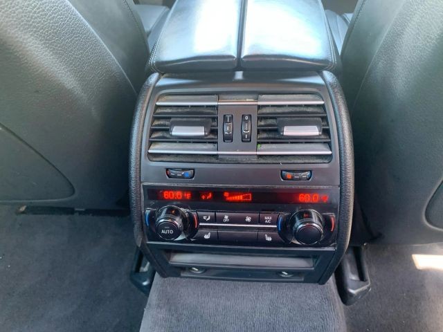 BMW 7 Series Vehicle Full-screen Gallery Image 17