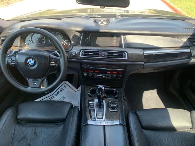BMW 7 Series Vehicle Full-screen Gallery Image 18