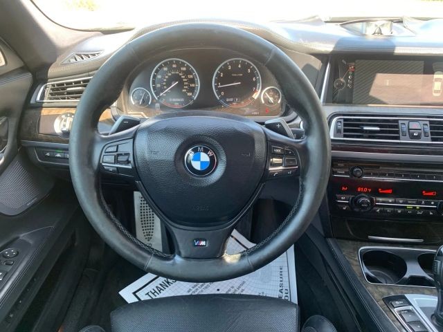 BMW 7 Series Vehicle Full-screen Gallery Image 20