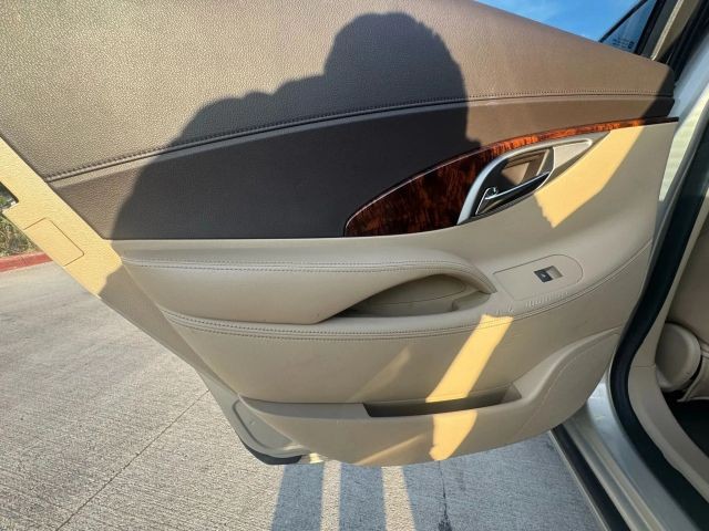 Buick LaCrosse Vehicle Full-screen Gallery Image 13