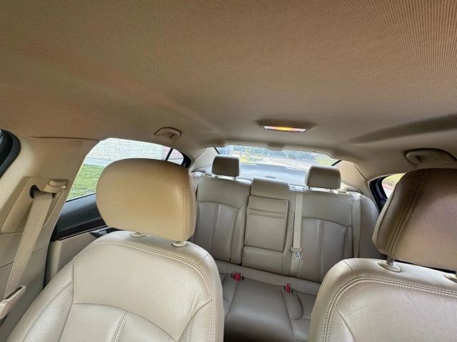 Buick LaCrosse Vehicle Full-screen Gallery Image 14