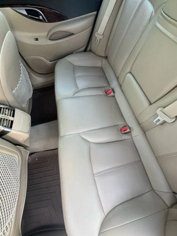 Buick LaCrosse Vehicle Full-screen Gallery Image 16