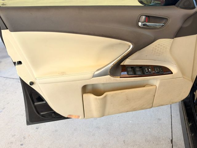 Lexus IS 250 Vehicle Full-screen Gallery Image 09