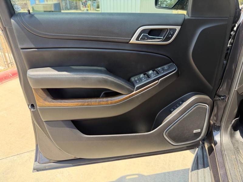 GMC Yukon Vehicle Full-screen Gallery Image 26