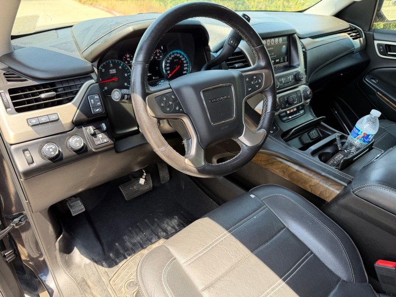 GMC Yukon Vehicle Full-screen Gallery Image 27